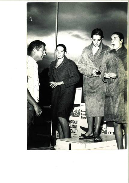 Sul gradino pi alto del podio dei campionati assoluti di Catania 1970. Al secondo posto Laura Guardini oggi giornalista del Corriere della Sera (nella foto alla sua destra)
